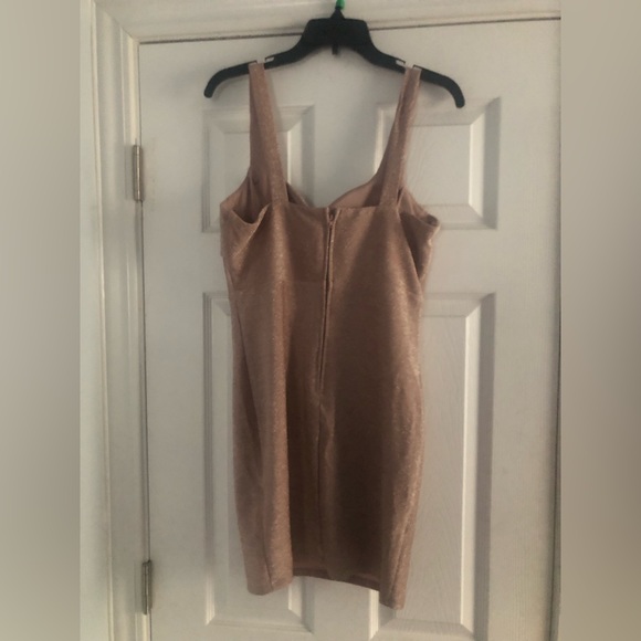 Beautiful dress, middle is see thru, very cute - Picture 3 of 4